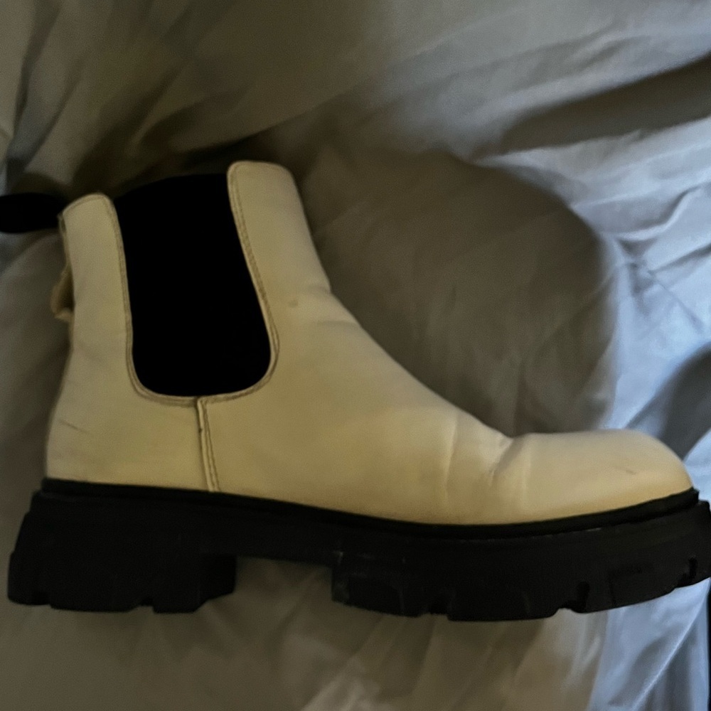 CLOVER~CUSHIONAIRE~WHITE/BLACK~ANKLE BOOTS~8.5 - Picture 4 of 13